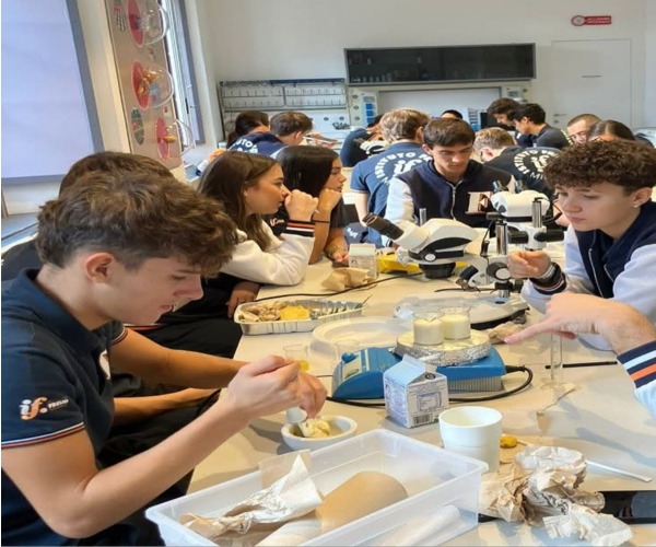 Una scuola paritaria con il cuore: crescita personale e competenze digitali