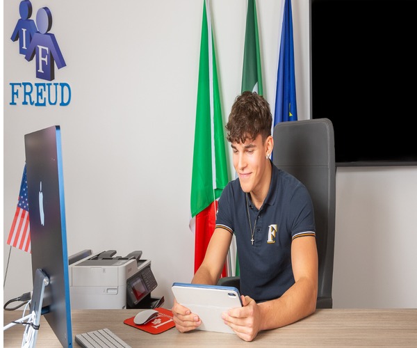 Leggere per capire il mondo e scoprire sè stessi: gli "Inviti alla Lettura" della Newsletter della Scuola Freud